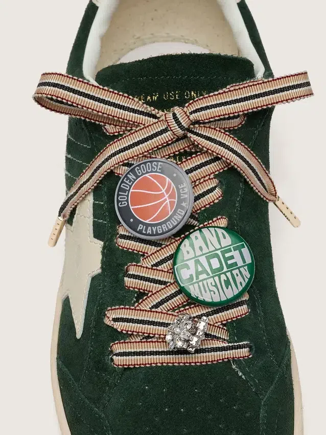 Cordones multicolores de pieles con dijes y broches