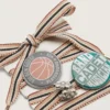 Cordones multicolores de pieles con dijes y broches