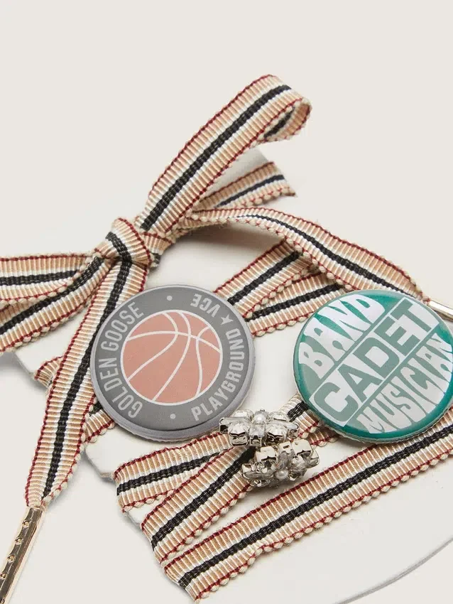 Cordones multicolores de pieles con dijes y broches