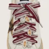 Cordones «Pieles» a rayas blancas y burdeos adornados con dijes