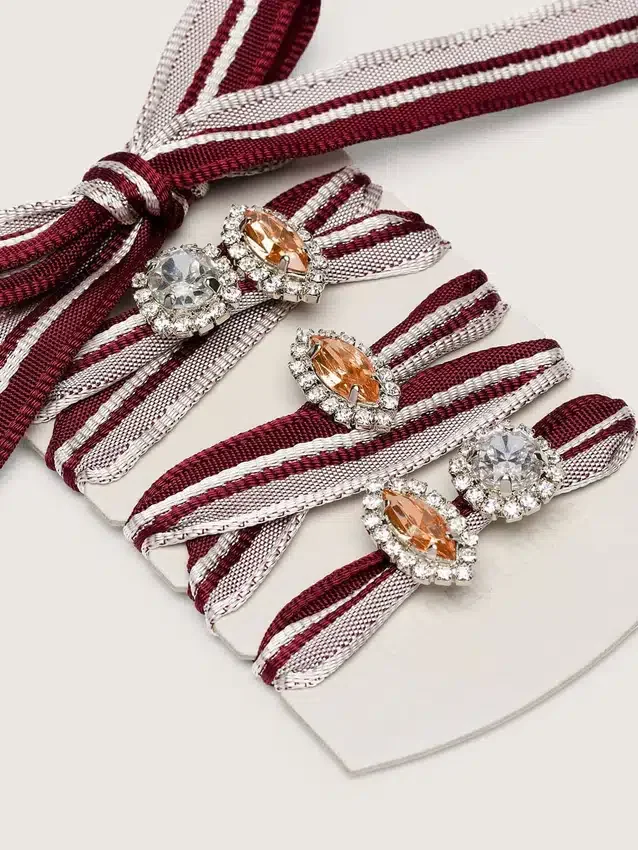 Cordones «Pieles» a rayas blancas y burdeos adornados con dijes