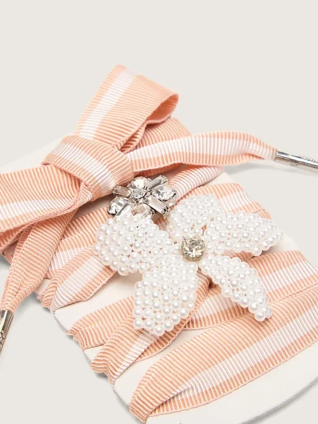 Cordones «Pieles» a rayas blancas y rosas con dijes de cuentas y cristales