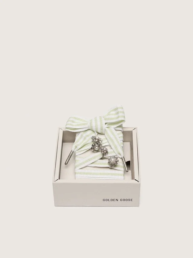 Cordones «Pieles» a rayas verdes y blancas con dijes decorativos