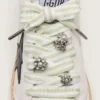Cordones «Pieles» a rayas verdes y blancas con dijes decorativos