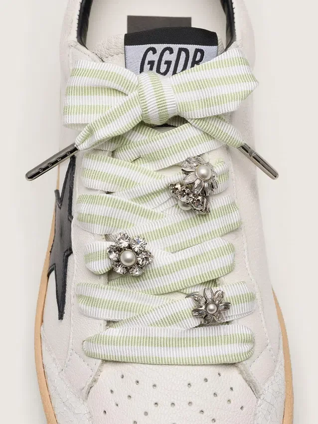 Cordones «Pieles» a rayas verdes y blancas con dijes decorativos