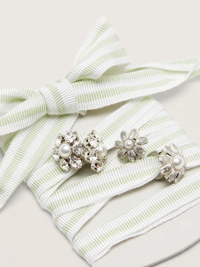 Cordones «Pieles» a rayas verdes y blancas con dijes decorativos