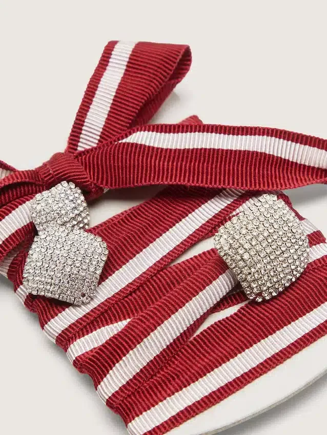 Cordones «Pieles» bicolor con tres dijes plateados