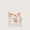 Cordones «Pieles» en beige claro con trenzado rosa, broche y apliques