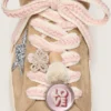 Cordones «Pieles» en beige claro con trenzado rosa, broche y apliques
