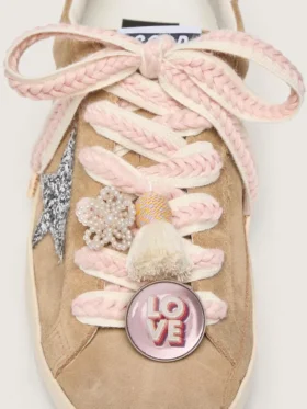 Cordones «Pieles» en beige claro con trenzado rosa, broche y apliques