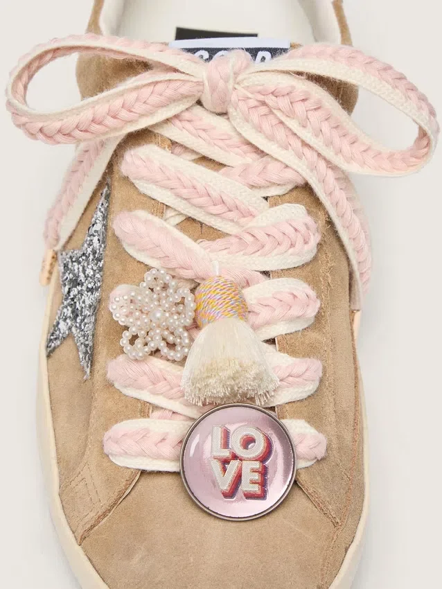 Cordones «Pieles» en beige claro con trenzado rosa, broche y apliques
