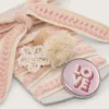 Cordones «Pieles» en beige claro con trenzado rosa, broche y apliques