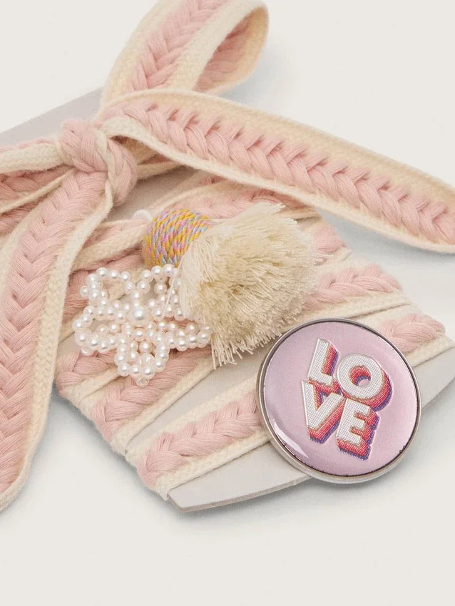 Cordones «Pieles» en beige claro con trenzado rosa, broche y apliques