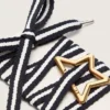 Cordones «Pieles» en blanco y negro con mosquetón en forma de estrella