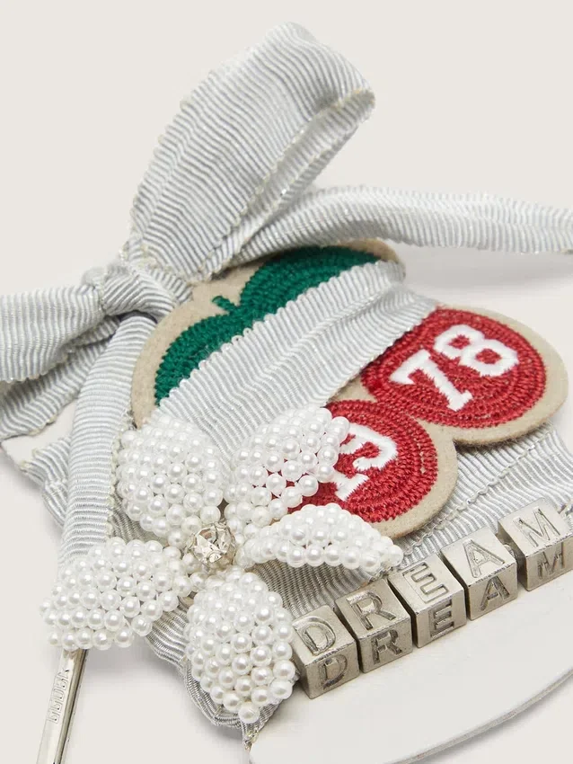 Cordones «Pieles» plateados con dijes y apliques