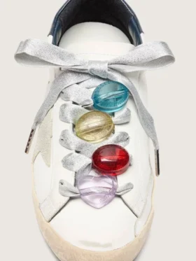 Cordones plateados de Pieles con cuatro dijes coloridos