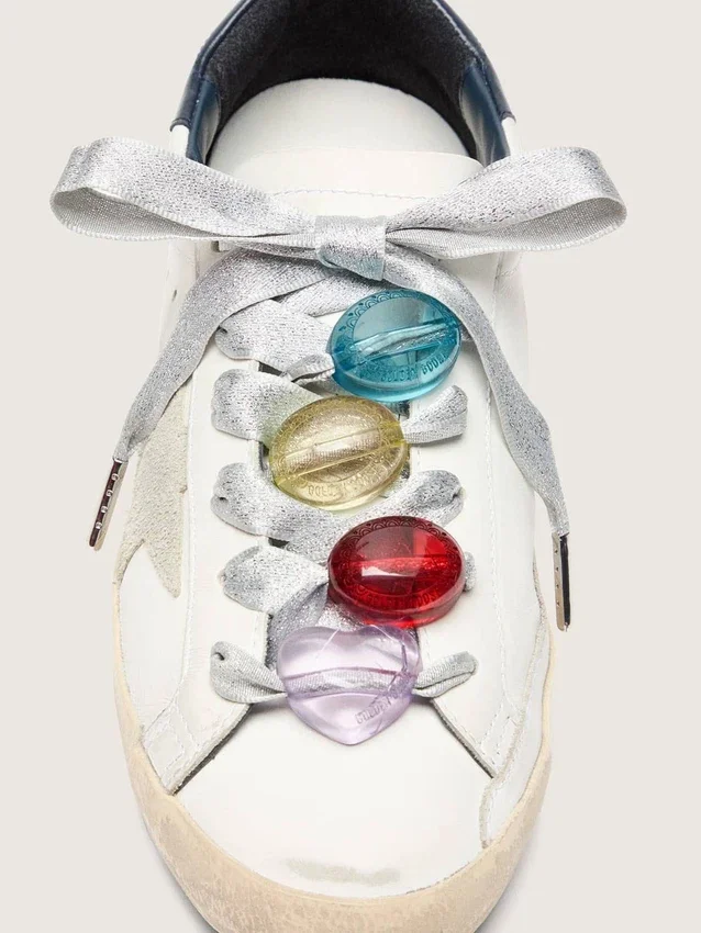 Cordones plateados de Pieles con cuatro dijes coloridos