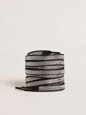 Cordones Swarovski con logotipo blanco en contraste