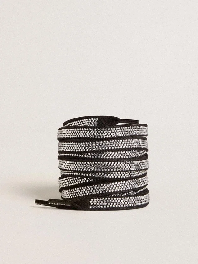Cordones Swarovski con logotipo blanco en contraste