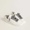 Cordones Swarovski con logotipo blanco en contraste