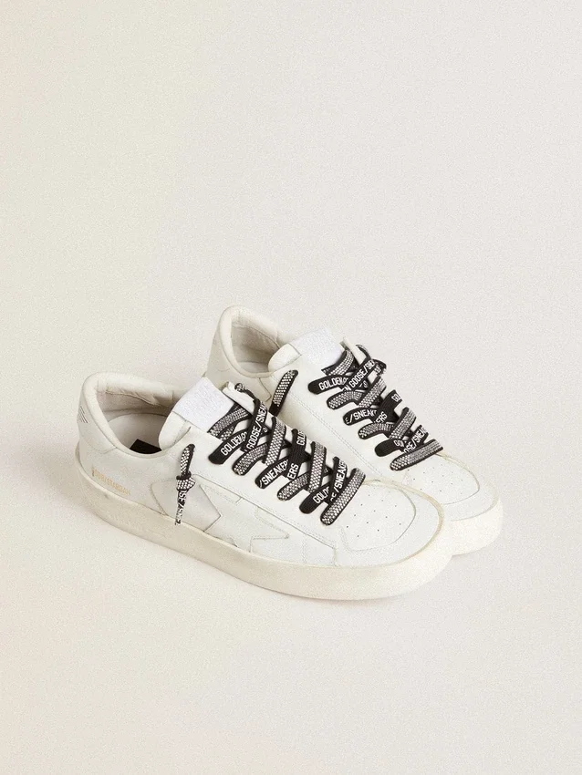 Cordones Swarovski con logotipo blanco en contraste