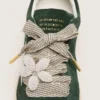 Cordones «Vintage» de Pieles, a rayas blancas y beige, con un dije en forma de flor
