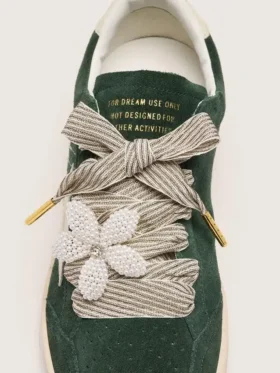 Cordones «Vintage» de Pieles, a rayas blancas y beige, con un dije en forma de flor