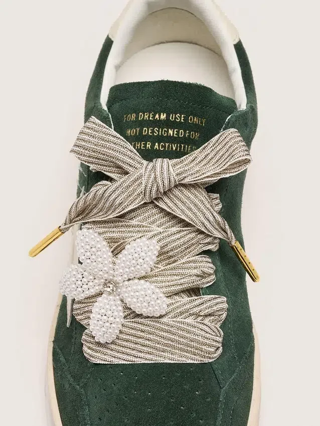 Cordones «Vintage» de Pieles, a rayas blancas y beige, con un dije en forma de flor