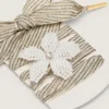 Cordones «Vintage» de Pieles, a rayas blancas y beige, con un dije en forma de flor