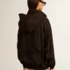Cortavientos negro con múltiples bolsillos