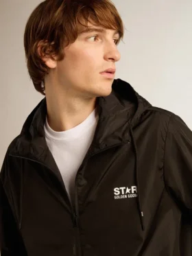 Cortavientos para hombre con logotipo y estrella blancos en contraste