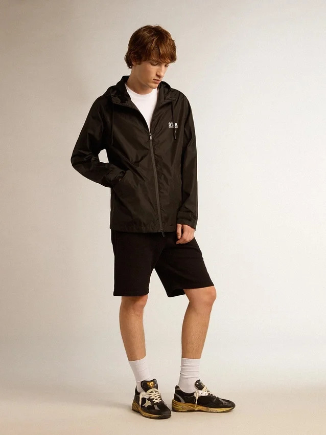 Cortavientos para hombre con logotipo y estrella blancos en contraste