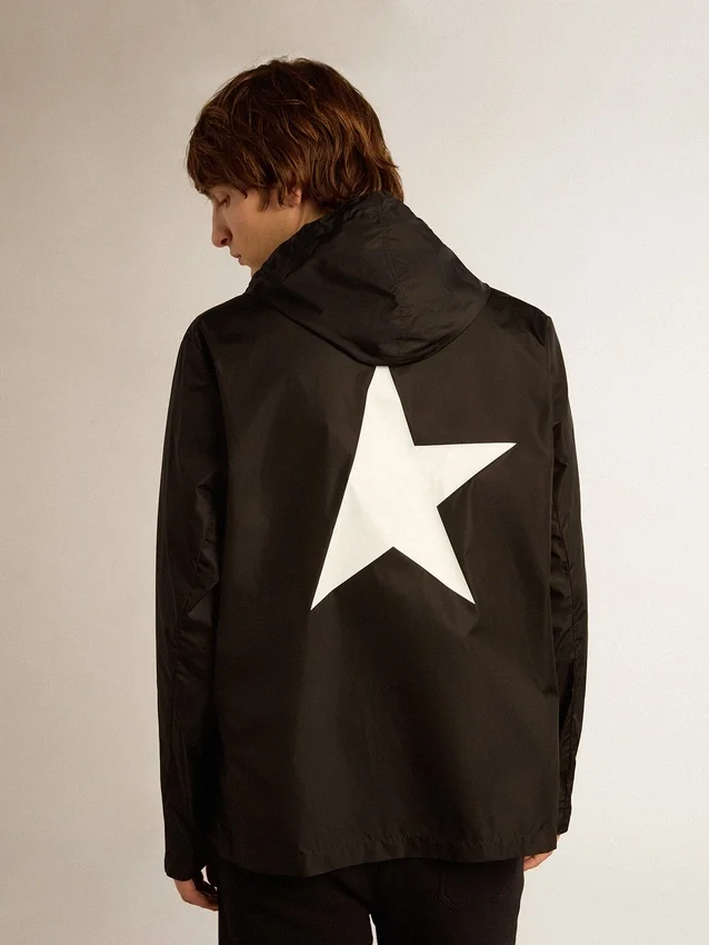 Cortavientos para hombre con logotipo y estrella blancos en contraste