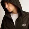 Cortavientos para hombre con logotipo y estrella blancos en contraste