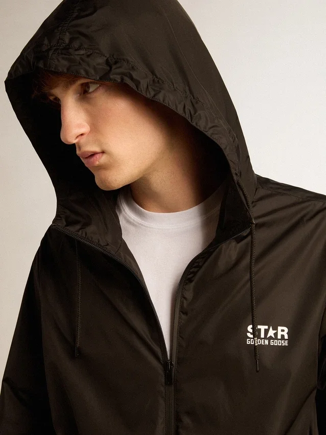 Cortavientos para hombre con logotipo y estrella blancos en contraste