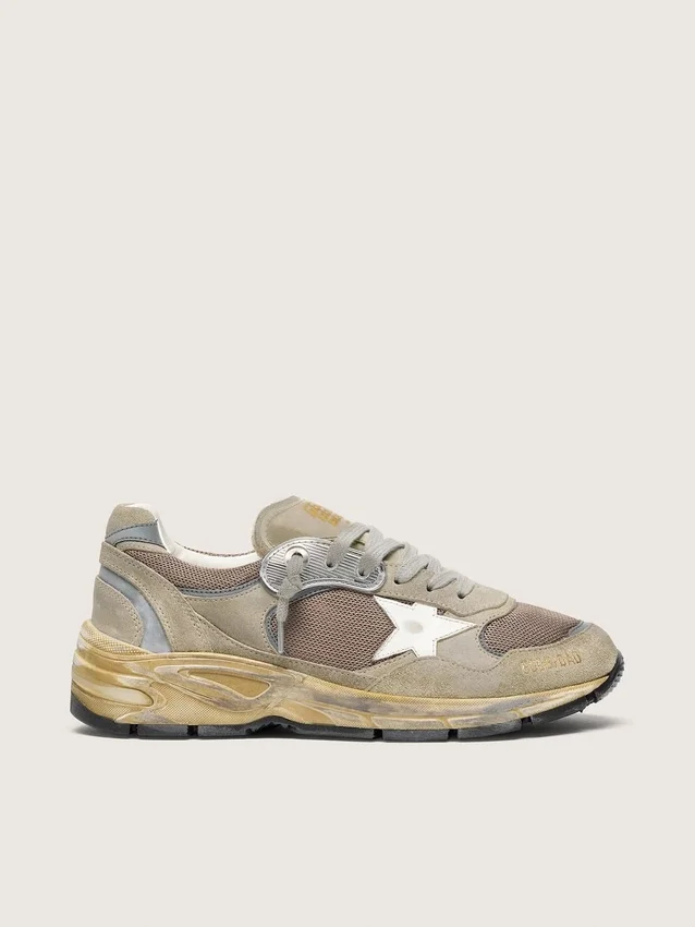 Dad-Star para mujer en gamuza gris paloma y malla plateada con estrella de cuero blanco y lengüeta de gamuza en el talón