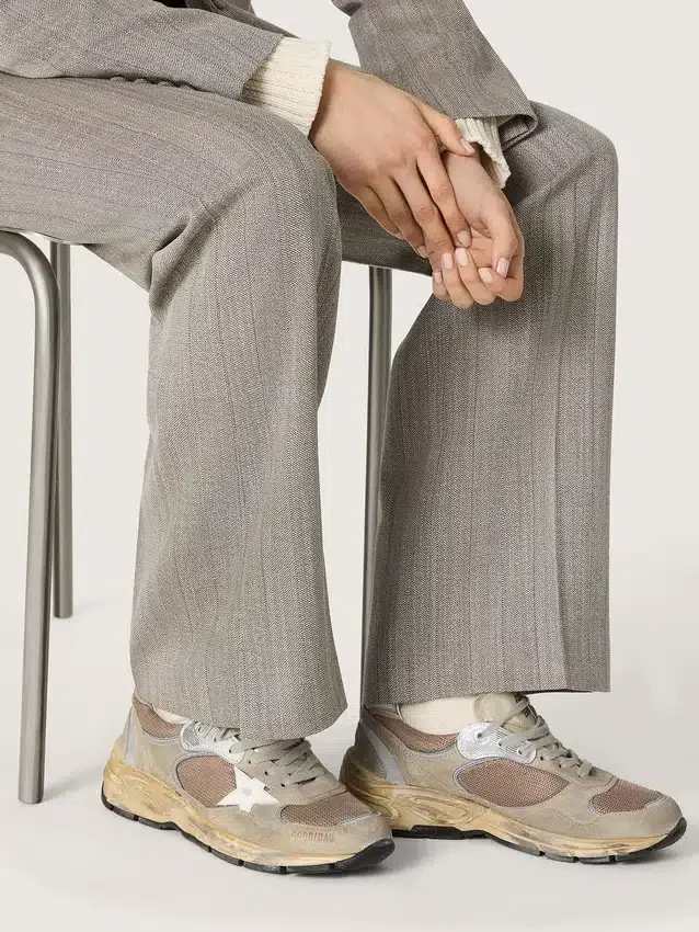 Dad-Star para mujer en gamuza gris paloma y malla plateada con estrella de cuero blanco y lengüeta de gamuza en el talón