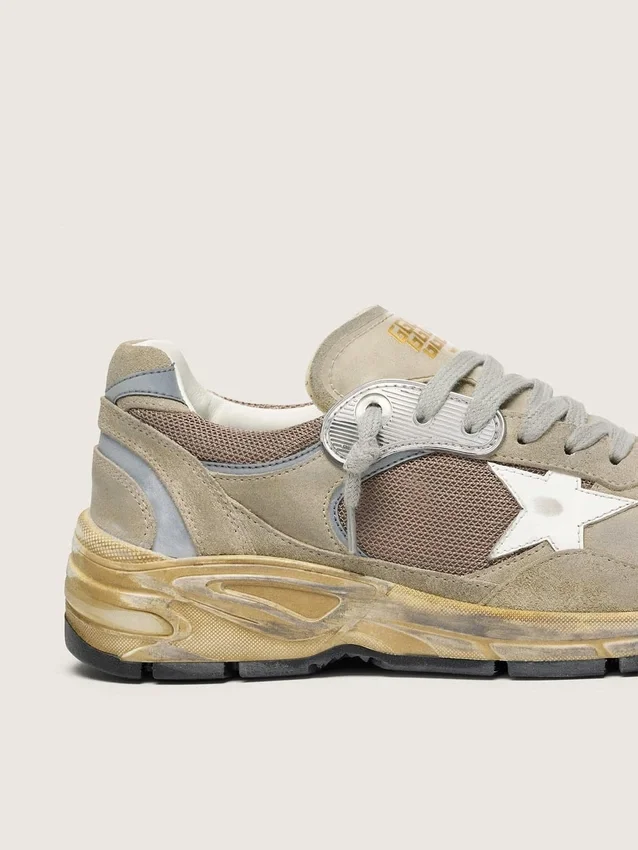 Dad-Star para mujer en gamuza gris paloma y malla plateada con estrella de cuero blanco y lengüeta de gamuza en el talón