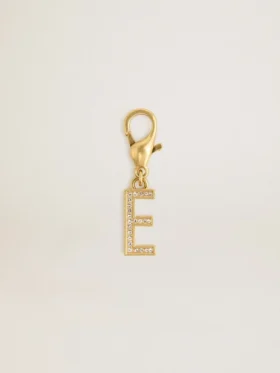 Dije con la letra E en latón dorado con cristales