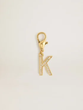Dije con la letra K en latón dorado con cristales