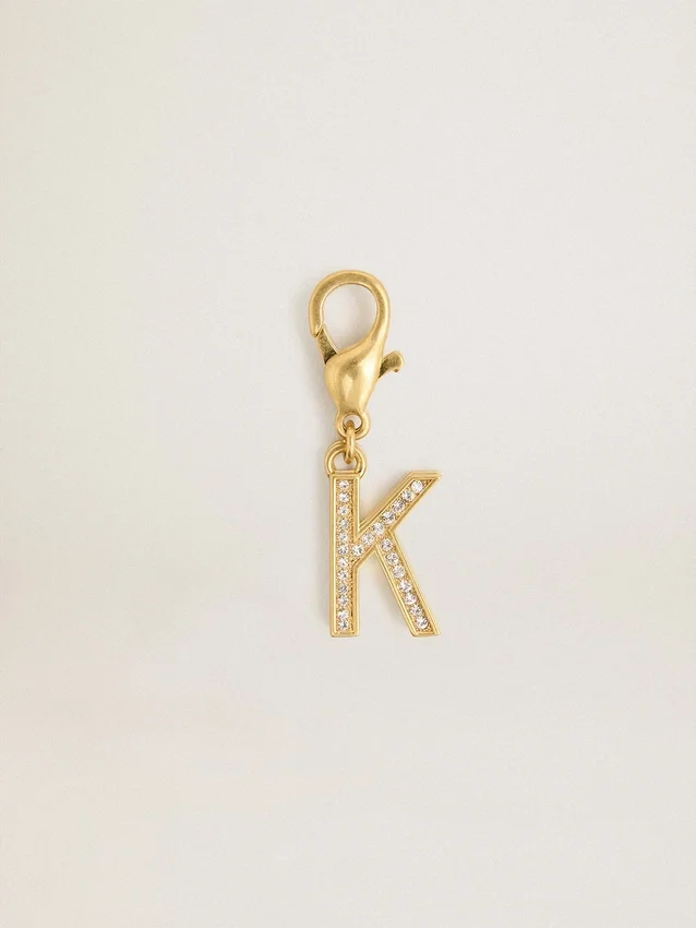 Dije con la letra K en latón dorado con cristales