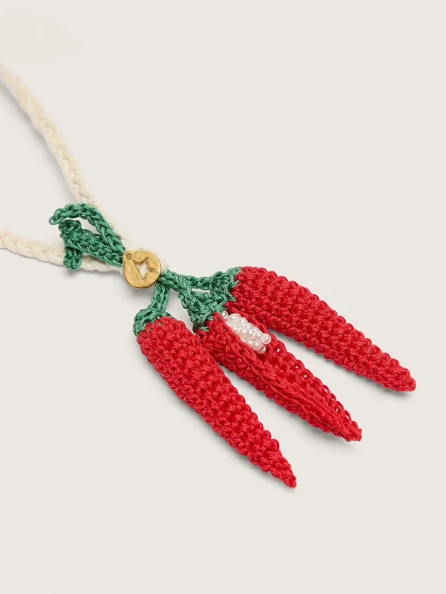 Dije de chile en crochet de algodón con cadena de crochet blanca