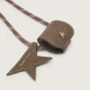 Estuche para lentes con cordones de cuero beige para senderismo, clip floral y clip en forma de estrella