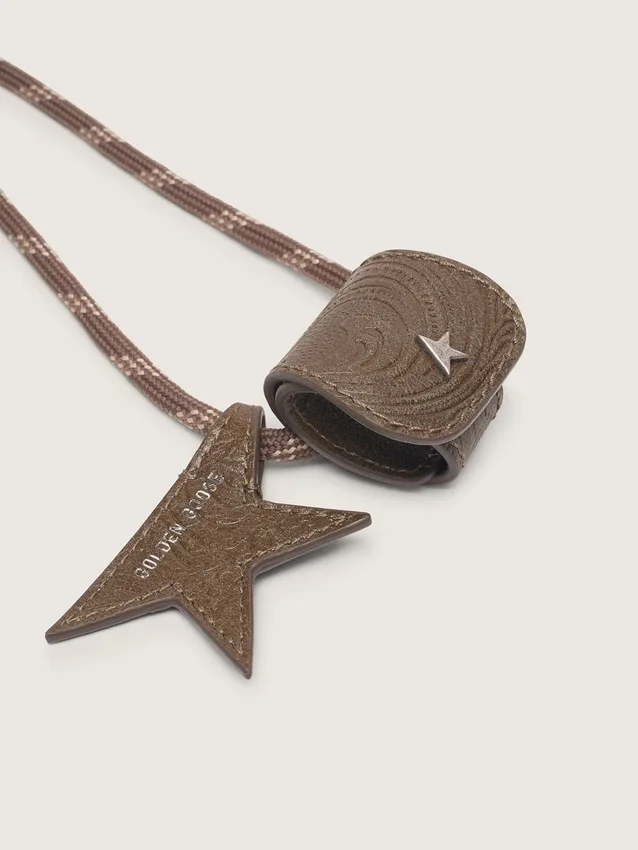 Estuche para lentes con cordones de cuero beige para senderismo, clip floral y clip en forma de estrella