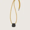 Estuche para lentes con cordones de senderismo color mostaza y clip de cuero negro