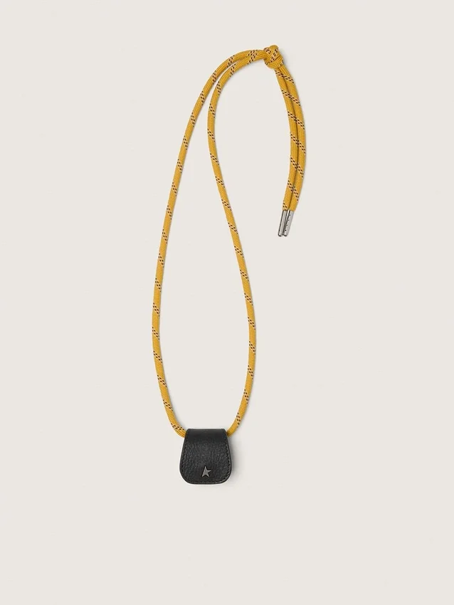 Estuche para lentes con cordones de senderismo color mostaza y clip de cuero negro