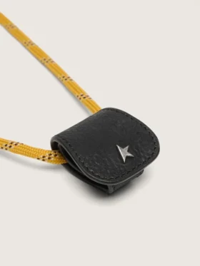 Estuche para lentes con cordones de senderismo color mostaza y clip de cuero negro