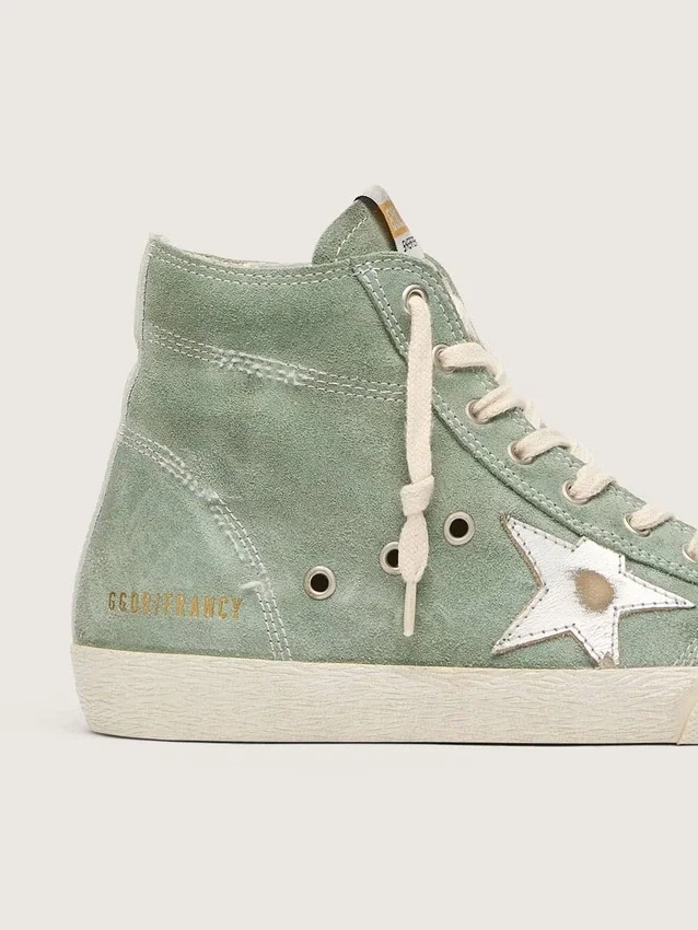 Francy en gamuza verde con estrella de cuero metalizado plateado