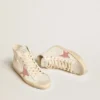 Francy en napa color crema con estrella de cuero con estampado de cocodrilo rosa