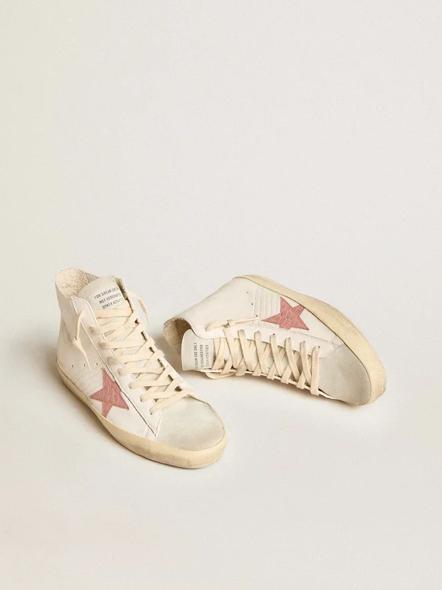 Francy en napa color crema con estrella de cuero con estampado de cocodrilo rosa